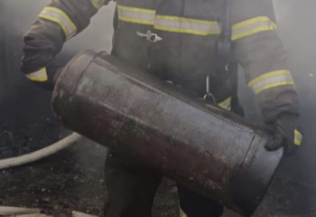 ТЖМ қызметкерлері оттан 3 газ баллонын шығарды