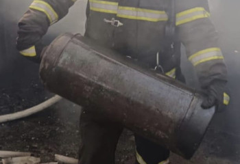 Сотрудники МЧС вынесли из огня 3 газовых баллона