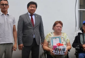 «Әлем чемпионына бокал сыйлаған ба?». Әкімдіктің спортшыға берген сыйлығы жұрттың ашуын туғызды