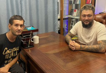 Алматинец увидел друга детства в фильме про бездомных и изменил его жизнь