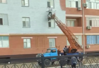 Қызылордада қызыл кірпіштен соғылған үйлерді ақ түске бояп жатыр