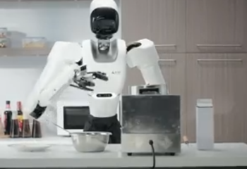 В Китае создали робота-прислугу, который может готовить и убирать