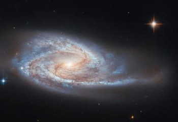 Телескоп Hubble показал галактику со сверхмассивной черной дырой