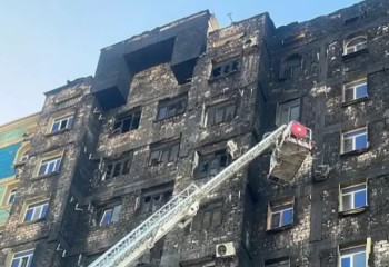 Ақтауда өрт салдарынан 10 қабатты үйдің қасбеті өртеніп кетті