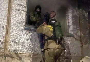 Балқашта өртеніп жатқан пәтерден қарт адам құтқарылды