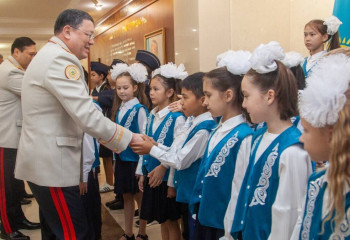 Ішкі істер министрі “Жас сақшы” полиция сыныптарының оқушыларымен кездесті