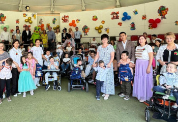 «Мама, я научилась ходить!». Казахстанские звезды провели тусау кесер особенным детям