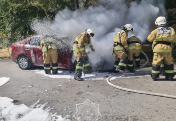Легковой автомобиль загорелся в Шымкенте