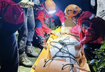 Құтқарушылар тауда жарақат алған бойжеткенді эвакуациялады