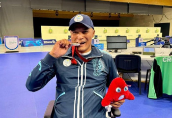 Аким Акмолинской области поздравил призера Паралимпийских игр в Париже с 