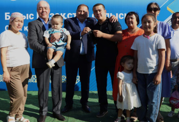 Оралда су тасқынынан зардап шеккен 375 отбасыға баспана кілті табысталды