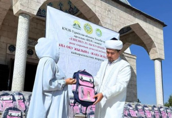 Түркістан облысындағы мешітте 100 балаға мектеп жабдықтары табысталды