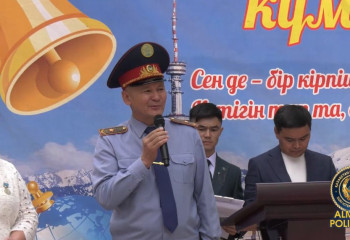 Главный полицейский Алматы поздравил школьников с Днем знаний