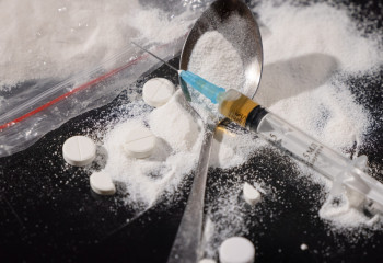 В ЗКО сотрудники колонии передавали заключенным мобильные телефоны и наркотики