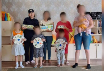 Сотрудники женской колонии в Карагандинской области подарили детям из 