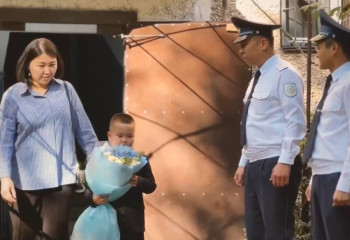 Сына погибшего полицейского в Шымкенте вели за руку в первый класс коллеги отца: трогательное видео