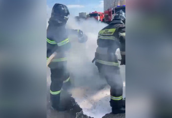 Легковушка загорелась на проспекте в Караганде