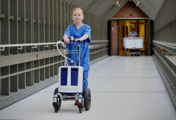 Мальчик чтобы жить носит с собой 50-килограммовое искусственное сердце