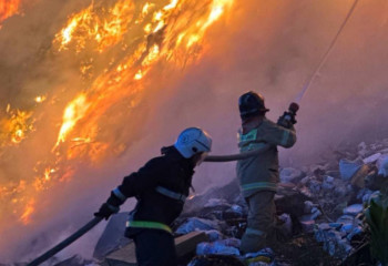Пожар на полигоне твердо-бытовых отходов пытаются устранить в Астане с утра