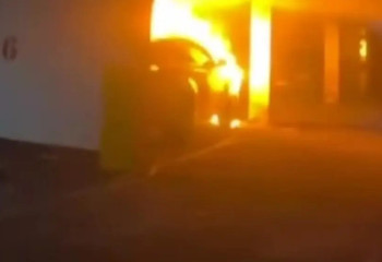 Алматыда жерасты тұрақта екі қымбат көлік өртеніп кетті