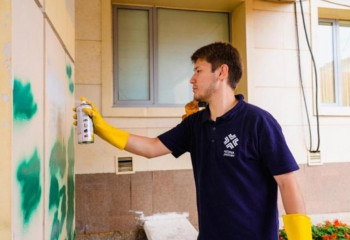 Астанада вандалдар тұрғын үйдің кіреберісіндегі қабырғаны тесіп тастаған