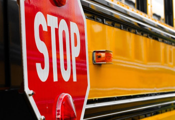 Мектеп жанында автобус оқушыларды таптап өтті