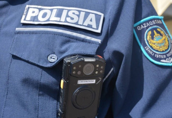 Барсетку с крупной суммой денег вернули мужчине полицейские в Шымкенте