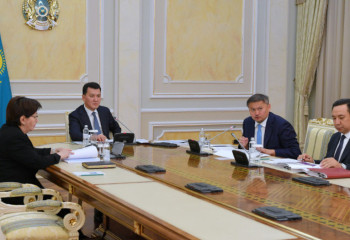 State Counsellor holds meeting of Republican Commission for Training Personnel Abroad