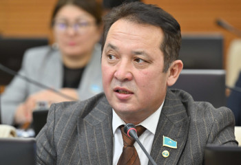 Сотрудница парламента заявила о домогательствах со стороны экс-депутата Аскара Садыкова