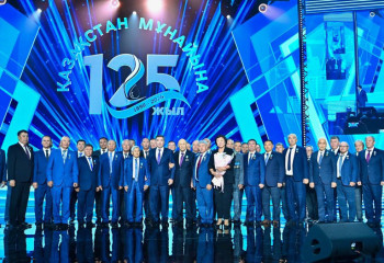 Премьер-министр от имени Главы государства вручил награды ветеранам нефтяной отрасли