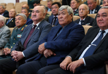 Министр обороны Казахстана обсудил перспективы развития Вооруженных сил с ветеранами