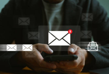 Оралда әйелінің интим суреттерін туысқандарға жіберген ер адам сотталды