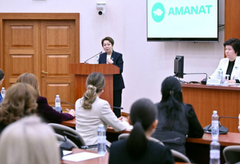 Мәжілісмендер  «Tomiris» әйелдер саяси көшбасшылығын дамыту жобасының түлектерімен кездесті