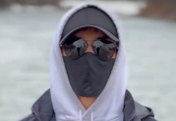 «Димаш па?». Қара бетперде таққан жігіт сұхбат берді