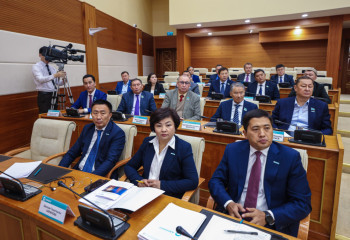 «Түн ортасында таң атады». Мәжілісте уақыт белдеуі мәселесі қаралады