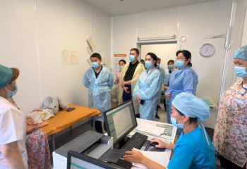 Отравившихся школьников посетил в больнице аким Мангистауской области