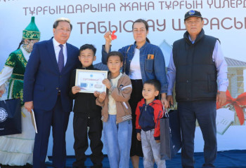 Су тасқынынан зардап шеккен Құмсай ауылында тұрғындар жаңа үйдің кілтін алды