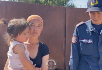 Двухлетнюю малышку вытащили из глубокой ямы в Атырауской области