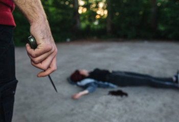 Қырық жастағы ер адам туған қызын пышақтап өлтірді