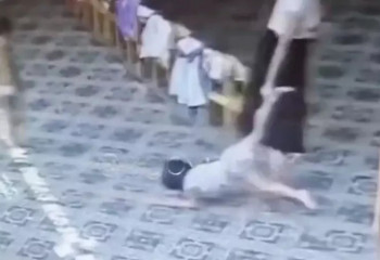 «Бетінен ұрып, аяғынан сүйреді». Шымкентте балаларға зорлық көрсеткен тәрбиеші жұмыстан қуылды