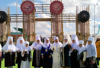 Астанада жасы 80-нен асқан әжелер этноауылдағы көрмеге өз бұйымдарын қойды