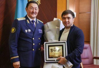 Бас прокурор Елдос Сметовке алғыс хат пен бағалы сыйлық табыс етті