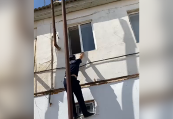 Полицейлер пәтерде жалғыз кілттеніп қалған бүлдіршінді құтқарды