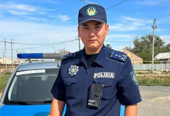 Оставшуюся взаперти девочку в Атырауской области спас полицейский