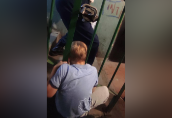 Мальчик застрял головой в лестнице дома в Павлодарской области