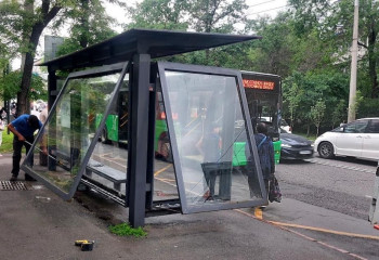 В Алматы моют и чистят остановки, автобусы и дорожные знаки