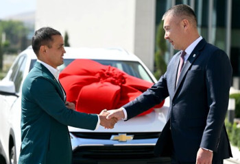 Президент КР Садыр Жапаров поблагодарил узбекского тренера по боксу Акмаля Хасанова за поддержку кыргызского спортсмена на Олимпиаде в Париже