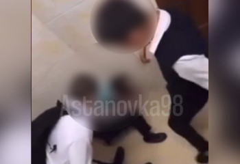 Школьника избили сверстники в гимназии Астаны и сняли на видео