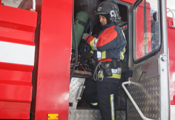 Алматинские пожарные эвакуировали газовый баллон из огня