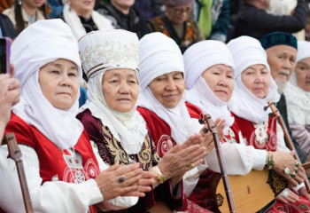Астаналық 100 өнерпаз зейнеткер этноауылда өнер көрсетті